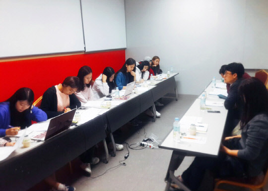 성신여대(총장 심화진)가 13·14일 1박 2일간 경기도 포천 산정호수 한화콘도에서 학생대표(중앙운영위원회)들과 상호소통을 위한 워크숍을 개최했다고 17일 밝혔다. 이번 워크숍은 학생처와 각 단과대학 학생회장들이 포함된 학생회 대표자들이 참석했다. 2016학년도 교학협의회를 중심으로 '대학생 집단연수 운영 안전 매뉴얼'지침 설명 및 단과대학별 교내외 안전사고 대처에 대한 교육과 논의도 이뤄졌다. 성신여대 제공